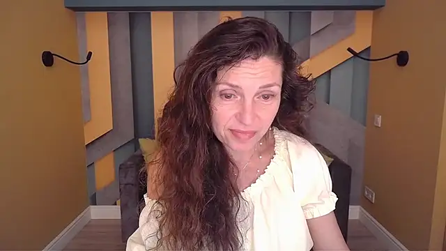 Snapshot of EllaLong chatting on June 20, 11:26 am EllaLong online show from June 20, 11:26 am