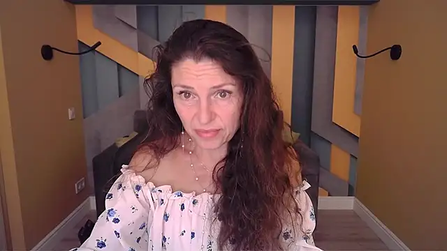 Snapshot of EllaLong chatting on July 21, 11:33 am EllaLong online show from July 21, 11:33 am