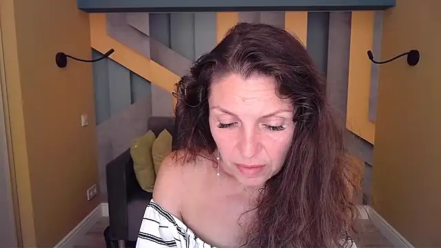 Snapshot of EllaLong chatting on July 1, 11:32 am EllaLong online show from July 1, 11:32 am