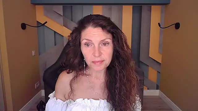 Snapshot of EllaLong chatting on July 18, 11:19 am EllaLong online show from July 18, 11:19 am