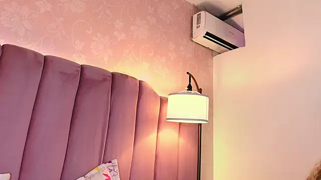 NaiaGils online show from February 24, 7:48 pm