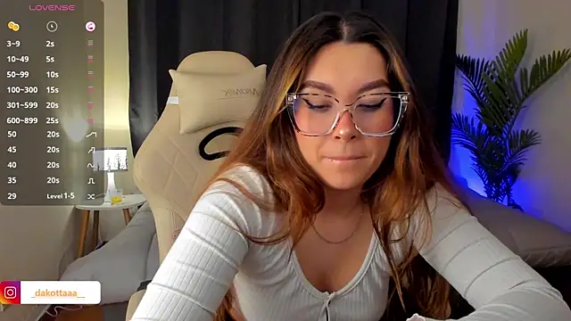 Snapshot of dakottaa_ chatting on November 11, 11:42 pm dakottaa online show from November 11, 11:42 pm