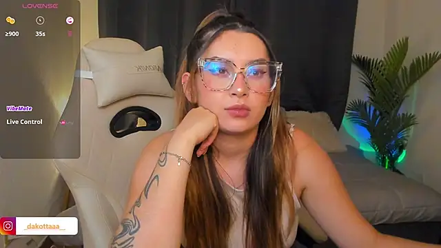 dakottaa  online show from March 8, 2:04 am