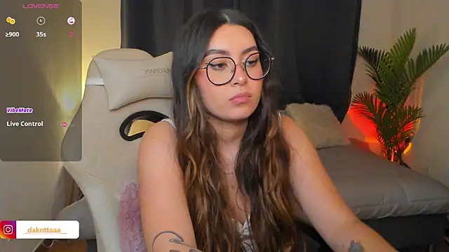 dakottaa  online show from April 7, 11:39 pm