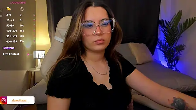 Snapshot of dakottaa_ chatting on December 3, 11:36 pm dakottaa online show from December 3, 11:36 pm