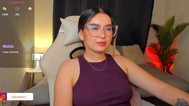 dakottaa  online show from March 13, 12:04 am