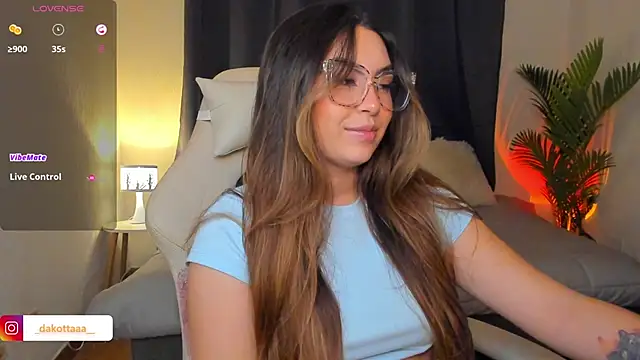 dakottaa  online show from April 4, 11:33 pm