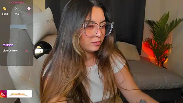 dakottaa  online show from April 16, 12:11 am