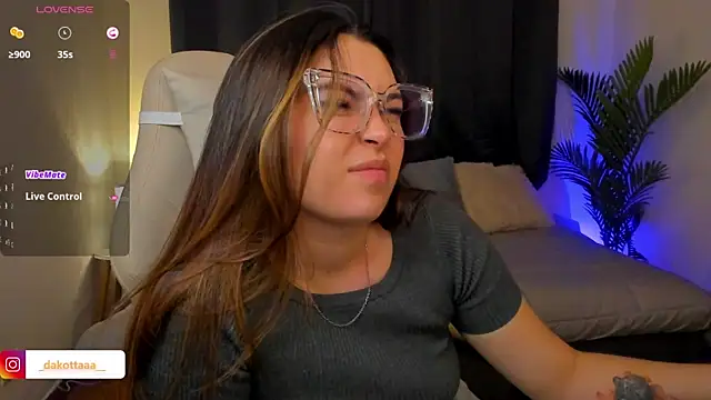 Snapshot of dakottaa_ chatting on December 15, 11:42 pm dakottaa online show from December 15, 11:42 pm