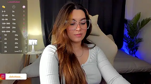 dakottaa  online show from October 10, 11:05 pm