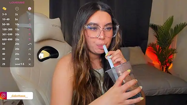 dakottaa  online show from March 16, 11:40 pm