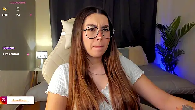 dakottaa  online show from October 9, 11:05 pm