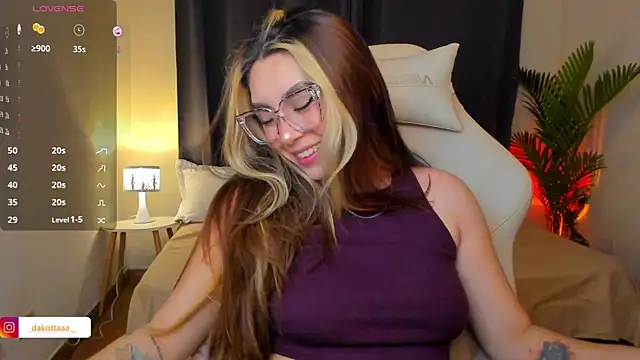 dakottaa  online show from July 8, 11:38 pm