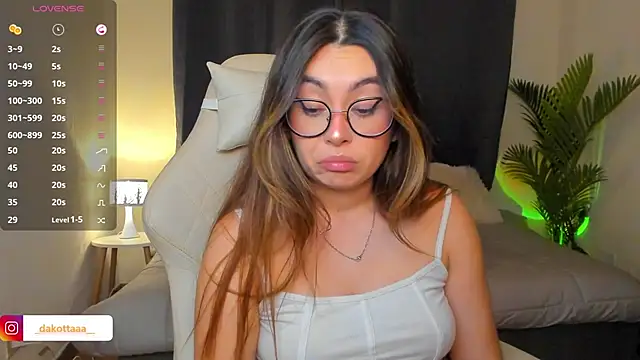 dakottaa  online show from March 12, 12:05 am