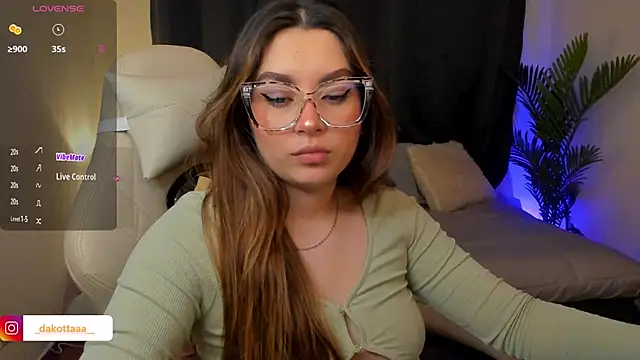 Snapshot of dakottaa_ chatting on November 18, 11:37 pm dakottaa online show from November 18, 11:37 pm