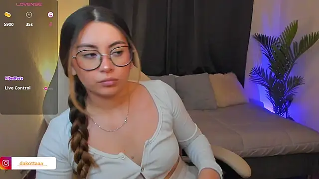 dakottaa  online show from February 11, 11:37 pm