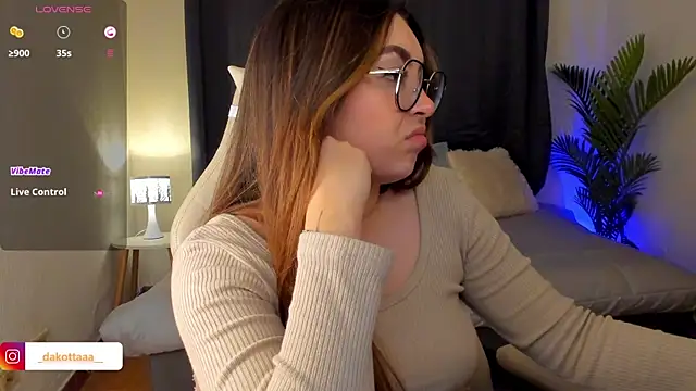 Snapshot of dakottaa_ chatting on October 21, 11:37 pm dakottaa online show from October 21, 11:37 pm