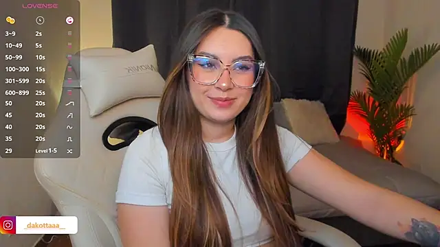 dakottaa  online show from April 9, 11:33 pm