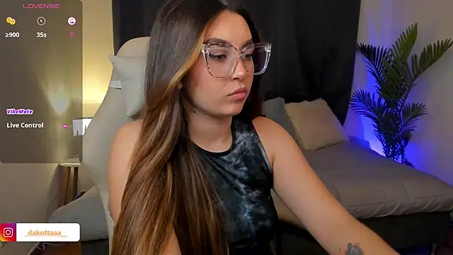 Snapshot of dakottaa_ chatting on November 23, 12:20 am dakottaa online show from November 23, 12:20 am