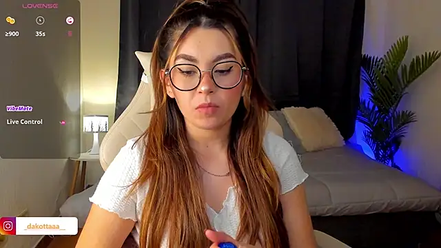 dakottaa  online show from September 25, 11:33 pm