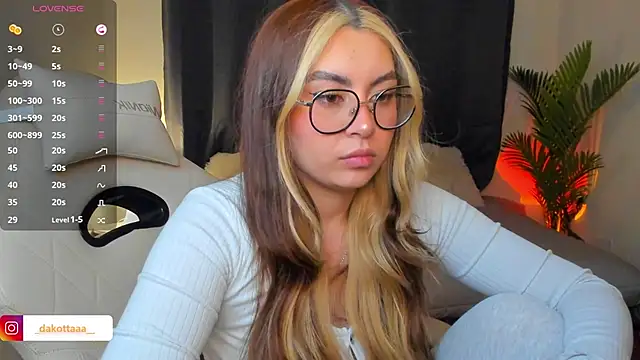 dakottaa  online show from May 15, 11:03 pm