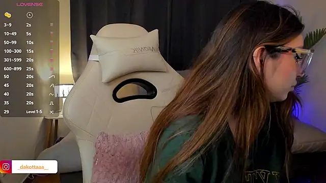 Snapshot of dakottaa_ chatting on November 28, 11:38 pm dakottaa online show from November 28, 11:38 pm