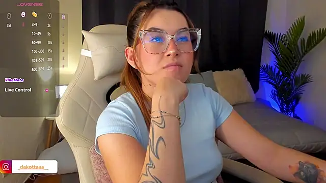 Snapshot of dakottaa_ chatting on October 30, 11:34 pm dakottaa online show from October 30, 11:34 pm