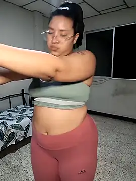 Snapshot of DanelyLopez chatting on December 5, 2:32 am DanelyLopez online show from December 5, 2:32 am