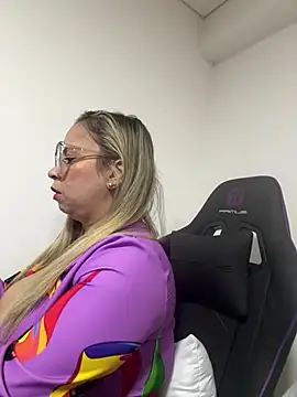 jademoomsm online show from April 9, 3:08 am