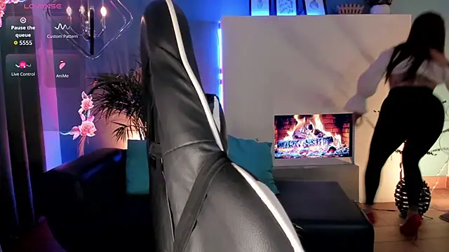 Megan inked online show from April 14, 3:33 am