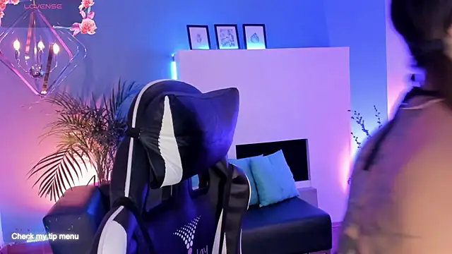 Snapshot of Megan_inked chatting on November 18, 4:27 am Megan inked online show from November 18, 4:27 am