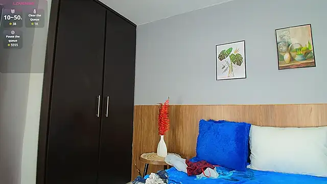 EmiliBonnie online show from December 21, 1:46 pm