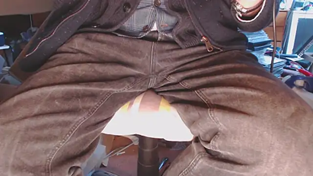 Snapshot of cullender@xh chatting on February 11, 10:26 am cullenderxh online show from February 11, 10:26 am