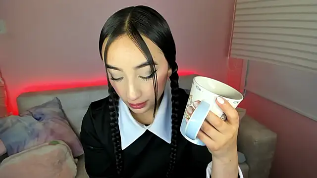 tinysara online show from April 13, 4:22 pm