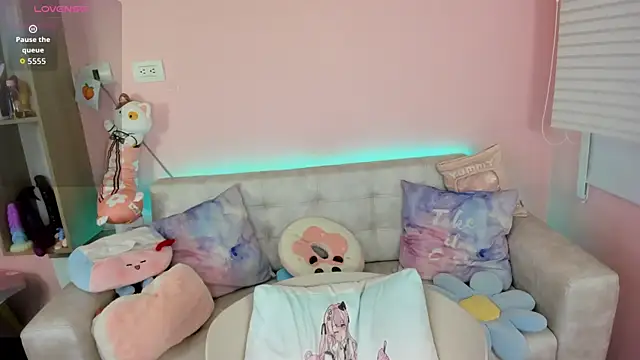 tinysara online show from November 28, 4:18 pm