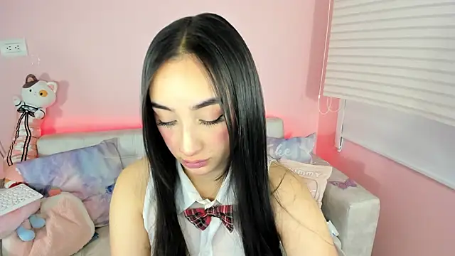 tinysara online show from April 18, 4:31 pm