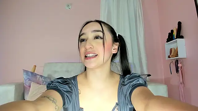 Snapshot of tinysara chatting on February 27, 9:47 pm tinysara online show from February 27, 9:47 pm