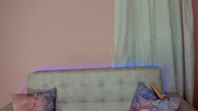 Snapshot of tinysara chatting on March 15, 4:43 pm tinysara online show from March 15, 4:43 pm