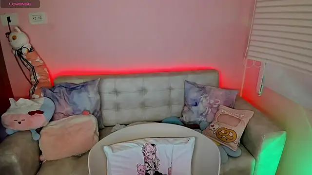 tinysara online show from June 20, 4:34 pm
