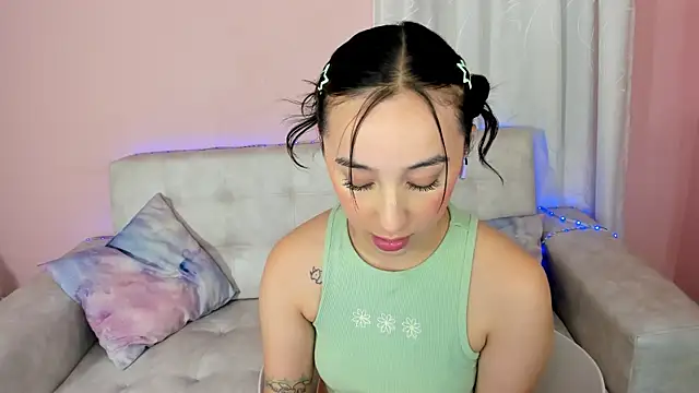 Snapshot of tinysara chatting on February 6, 10:43 pm tinysara online show from February 6, 10:43 pm