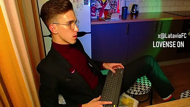 Snapshot of Midnighter_ chatting on September 22, 3:12 am Midnighter  online show from September 22, 3:12 am