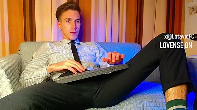 Snapshot of Midnighter_ chatting on November 22, 12:54 am Midnighter online show from November 22, 12:54 am