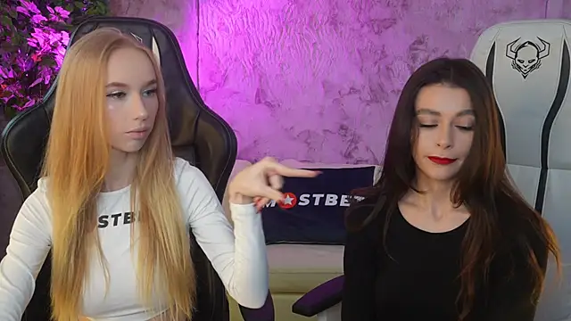Snapshot of Amelia_Blaze chatting on December 24, 11:44 pm Amelia Blaze online show from December 24, 11:44 pm