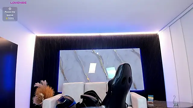 charlottewhitte online show from February 13, 11:10 am