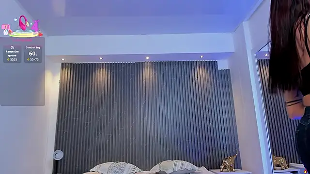 charlottewhitte online show from February 19, 12:46 pm