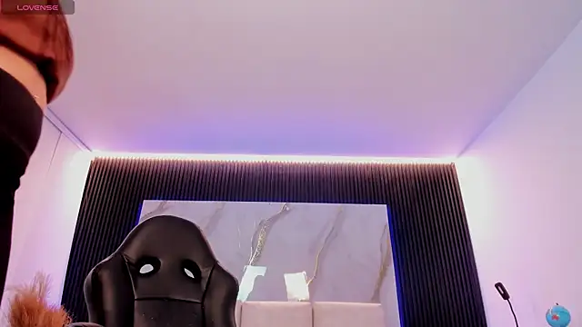 charlottewhitte online show from April 17, 11:57 am