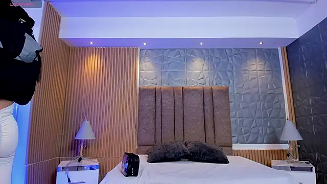 charlottewhitte online show from February 11, 11:10 am