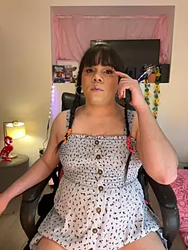 Snapshot of Violetacam_05 chatting on March 2, 10:26 am Violetacam 05 online show from March 2, 10:26 am