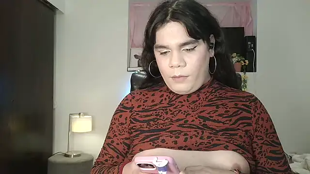 Snapshot of Violetacam_05 chatting on January 22, 3:52 am Violetacam 05 online show from January 22, 3:52 am