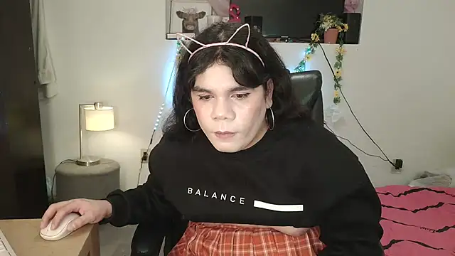 Snapshot of Violetacam_05 chatting on February 2, 10:35 am Violetacam 05 online show from February 2, 10:35 am